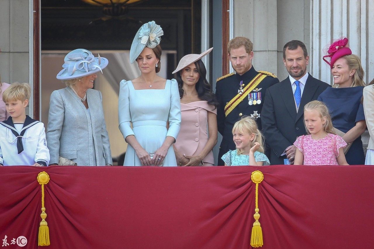 英国王室大合照 女王把C位给孙媳妇凯特王妃 儿媳妇卡米拉靠边站