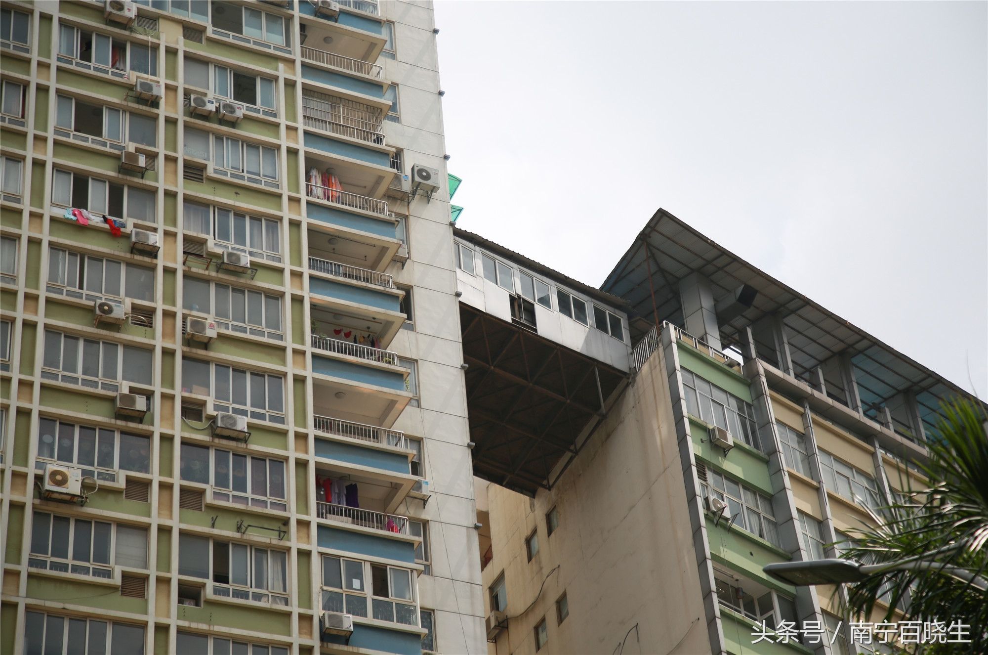 实拍:广西南宁网红“空中别墅”横跨两栋楼 官方:属合法建筑