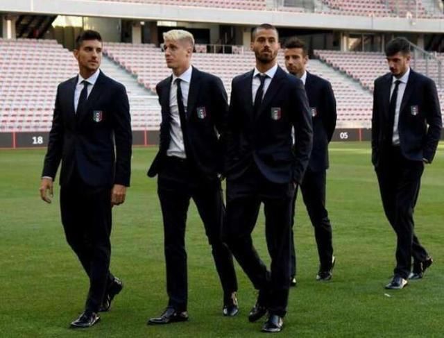 粉丝们很支持鹿晗边吃小龙虾边解说世界杯,你