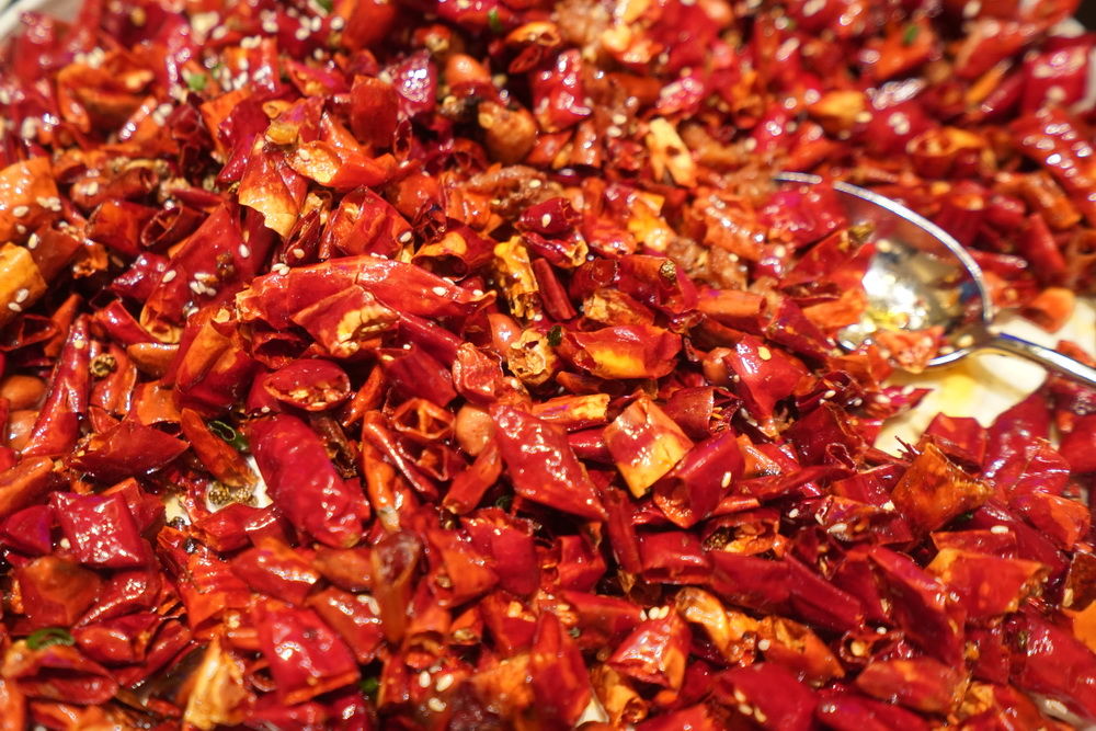 重庆品尝招牌辣子鸡,满盘辣椒找鸡如挖宝,五星级酒店怎么这么抠