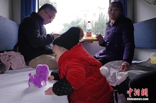 春运途中回家过年的孩子们