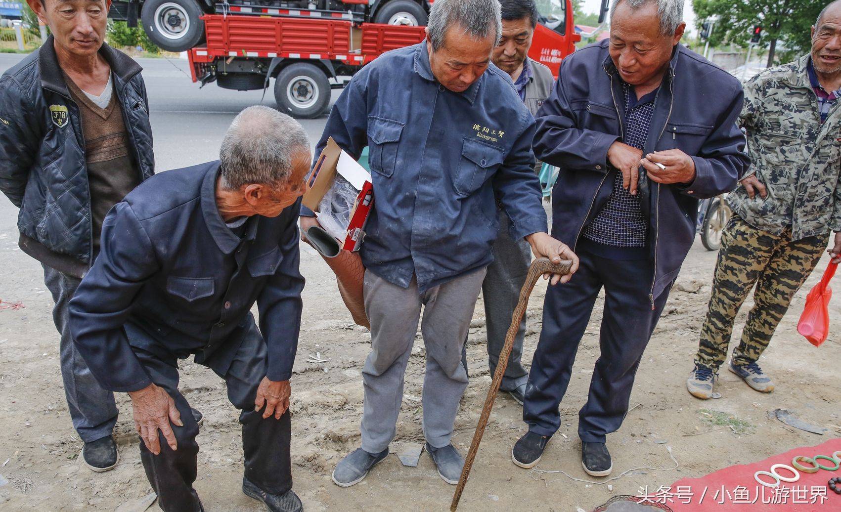 农村大集最热闹的摊位，你知道是卖啥的么?小伙子想打开一睹为快