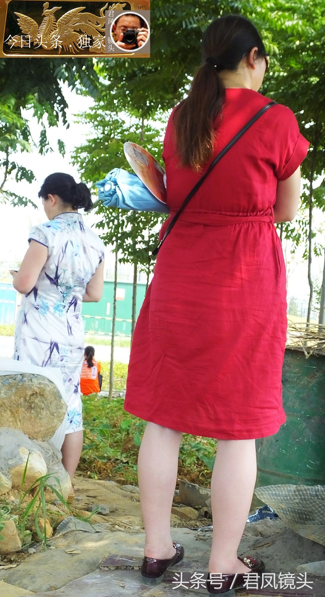 2018年高考趣闻:妈妈抱着二胎男孩陪考!陪考家