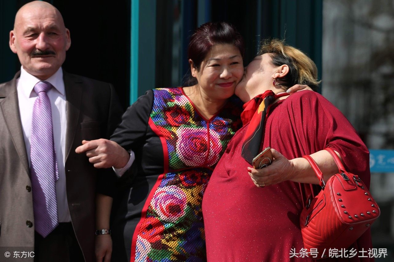 中国小伙娶洋媳妇，女孩美丽贤惠不图钱，跨国爱情幸福甜蜜