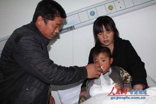 甘肃校车事件伤者多为留守儿童