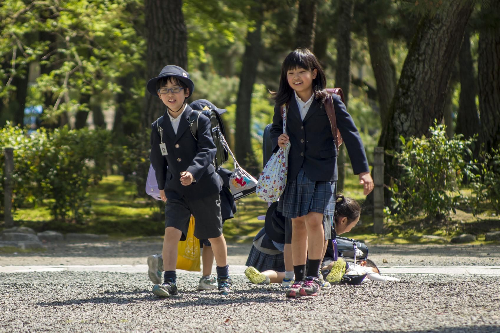 一组图片直击真正的日本,小孩独立上学,女生爱