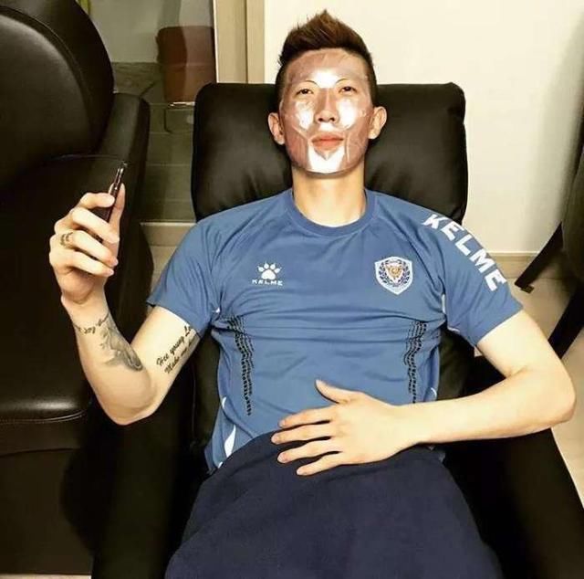 场上左扑又挡,场下比老婆还臭美,韩国门将赵贤