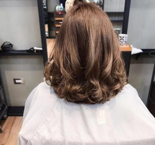 年底最流行烫发，中发造型烫，动感显气质，一款时尚最前沿的发型_【今日爆点】