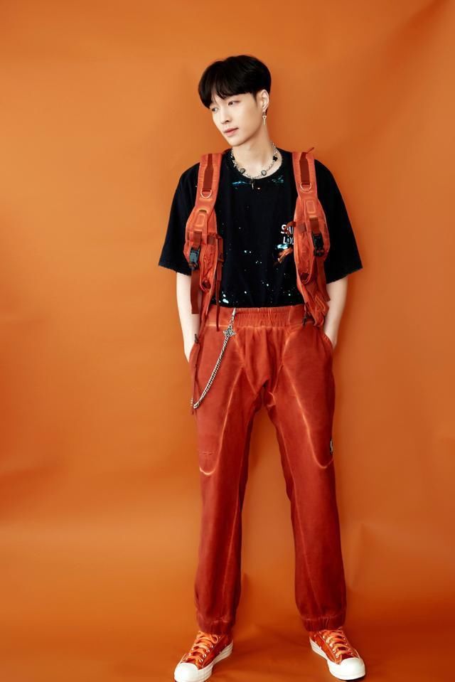 张艺兴真的撩,穿玫粉色T恤也能hold住,果然颜值在线超任性