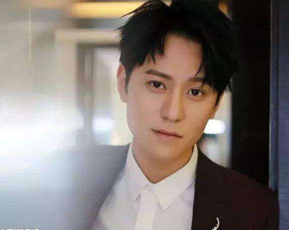 与杨紫分手是因为张一山?秦俊杰工作室紧急回