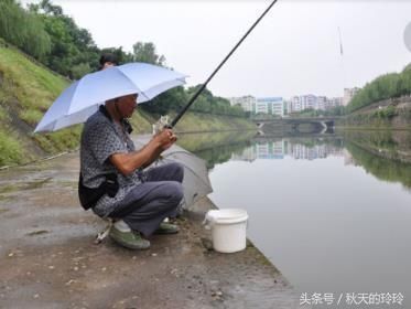 儿子去世后，妈妈突然听到厨房有儿子做饭时的声响，走去看后哭了