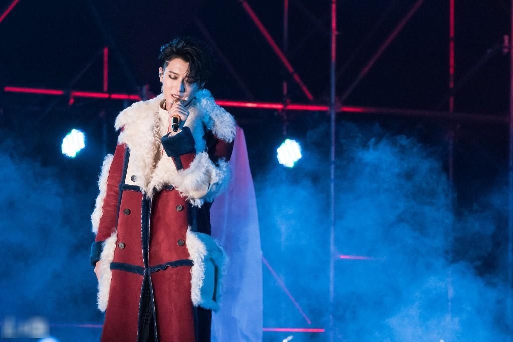 黄子韬上海演唱会,劲歌热舞承若带队西泡泡,现