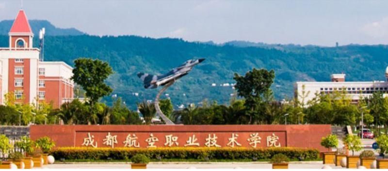 真人还原川航备降始末,成航毕业生和那架波音