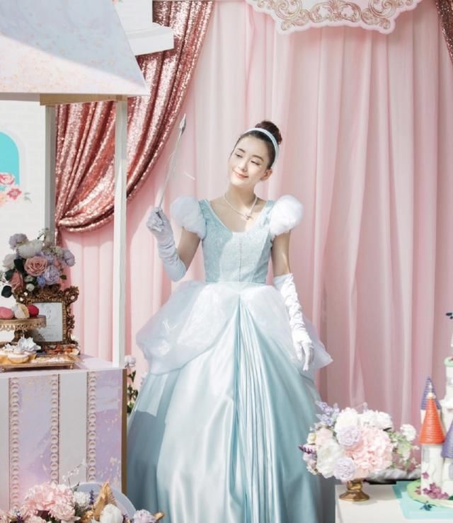 方媛分享生活日常，晒健身照气质极佳，扮迪士尼公主少女感满满