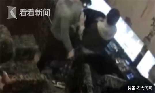 蟑螂突然掉在男子腿上!他随手一弹,引发刑事案件