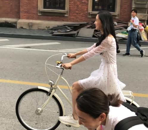 网友偶遇baby杨颖穿白裙骑自行车:路人拍得都