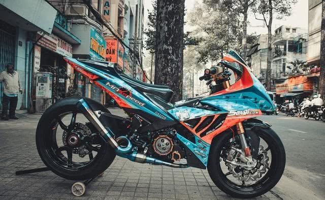 跑车摩托车合拍视频 t01ddd8c79c0b004cac.jpg