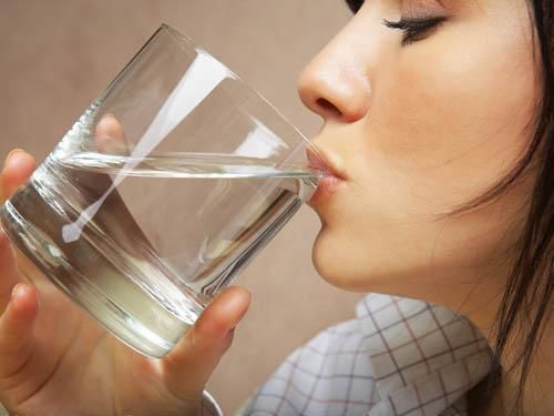 42岁肾结石,每天8杯水,半年后结石越来越大,还