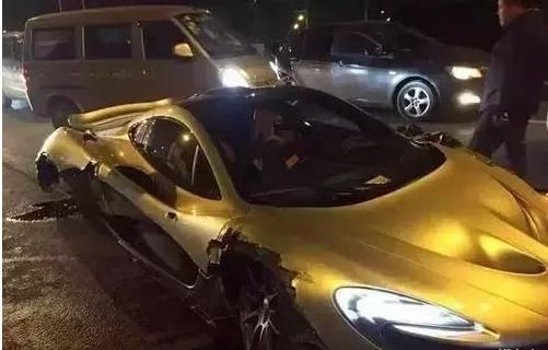 中国天价豪车车祸,就连土豪也会赔钱到眼瞎,没事还是好好开车