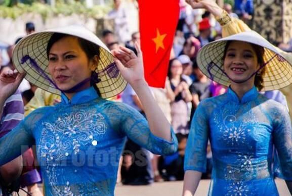 老表去越南旅游，犹豫要不要找个当地女导游，面对很多人骑虎难下
