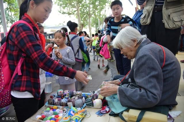 那些不孝顺父母的人,后来都遭了报应,所谓人在