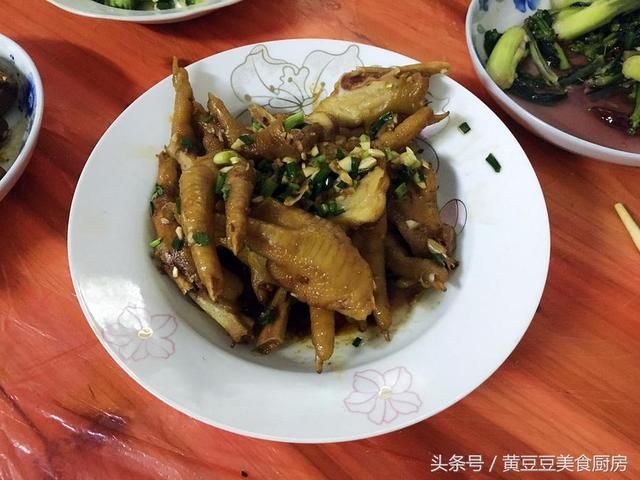 全家团聚的日子，准备一顿家乡特色的夜饭，18道菜，很丰盛吧！