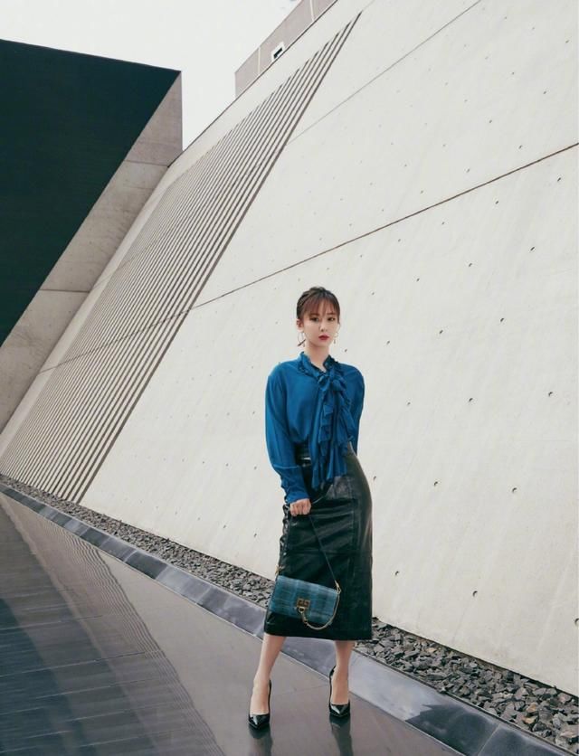 前演夏雪适合,穿发型黑色配女生皮裙,显高显黑胖上衣走红什么蓝色图片