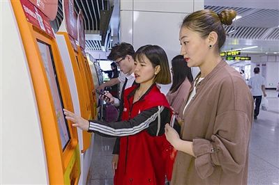 迎上合青岛地铁社会志愿者微笑服务感动外地游