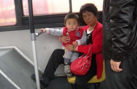 婴儿因闹肚子在公交车上拉了粑粑,奶奶的行为