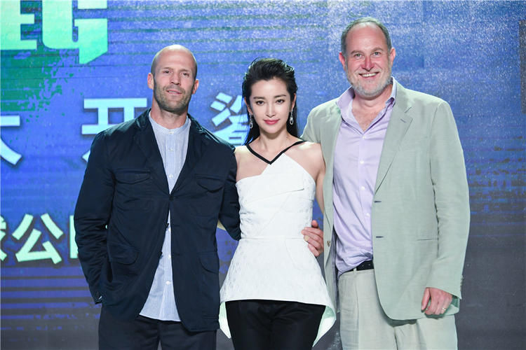 李冰冰斯坦森主演的《巨齿鲨》,走的是视效动