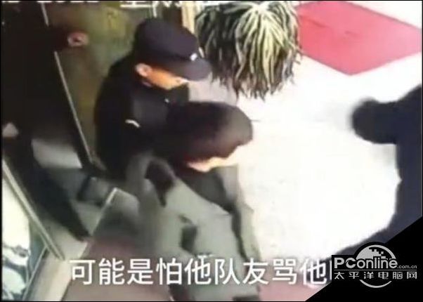 逃犯玩游戏时被逮捕 却说能等会吗?挂机会被骂