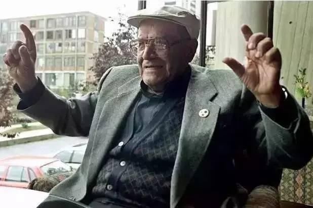 他拿着菜刀走进教室,却把400名差生送上了美国