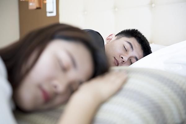 男生说喜欢你却不主动联系你 他未必就是在冷落你