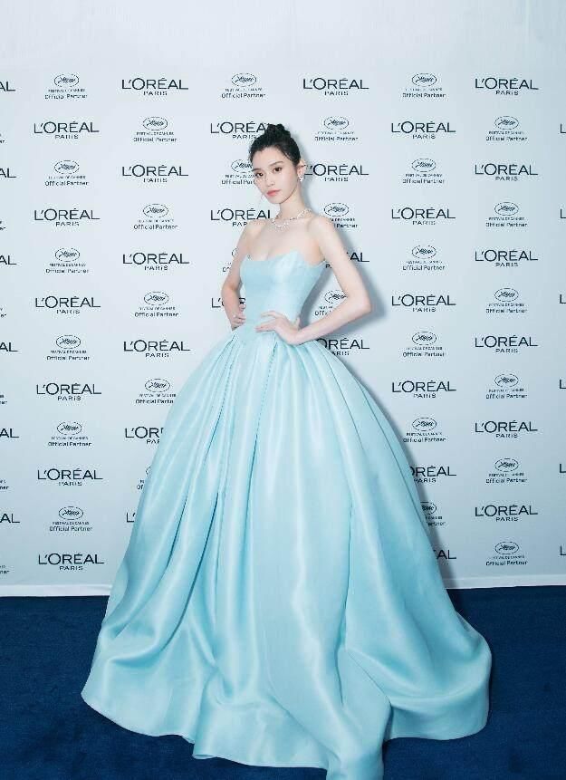 奚梦瑶穿蓝色长裙被夸像公主,但在红毯上居然