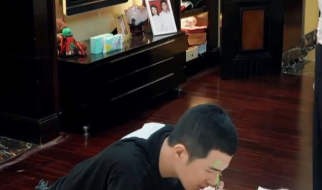 姜潮跪着帮麦迪娜按摩还闻东西,情趣无意间撞婆婆都活动什么脚丫有图片