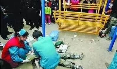 8岁女孩鼻冒血泡挂在小区健身器材上身亡，父亲查看监控发现心痛