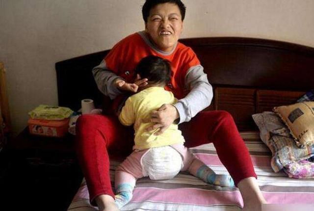 身患脑瘫的母亲,无法抱女儿,1岁女儿每天跪乳
