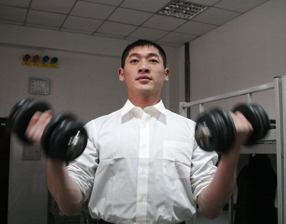 中国第一升旗手，6200次升旗零失误，婉拒高薪不沾“国旗”的光