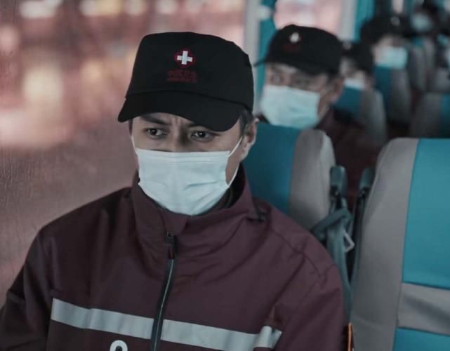 多棱面的靳东,与病友医护人员《在一起》,呈现方舱美好乐观精神