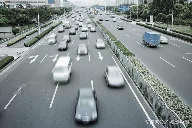 高速路上遇到这种情况切记不能超车！否则车毁人亡！