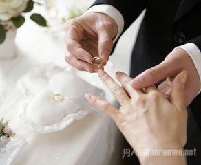 老婆逝世我娶她闺蜜,婚礼看到个熟悉身影,我把老婆闺蜜打流产