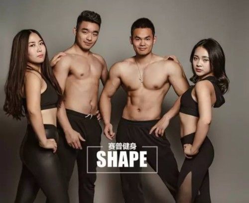 肌肉男晚上从事神秘职业,上班第一个月就买了