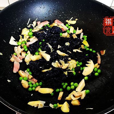 春笋咸肉豌豆乌米饭