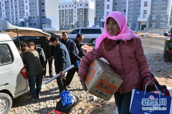 甘肃古浪:下山上楼 迎接一年好彩头