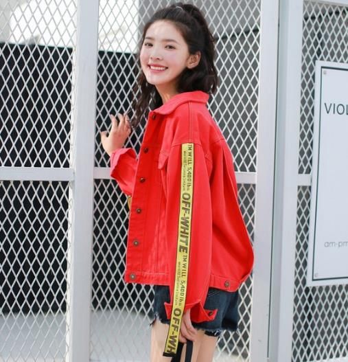 牛仔裤搭配宽松刺绣牛仔短外套:酷帅最时尚