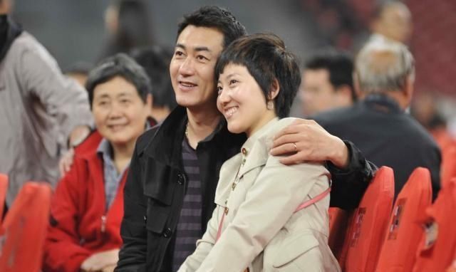 低调央视夫妻主持，结婚16年仍甜蜜恩爱，今儿女双全惹人羡