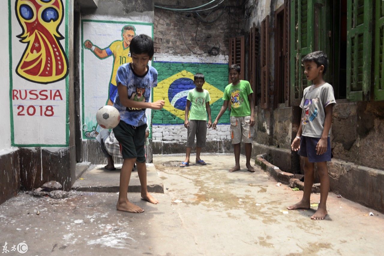 2018年世界杯 印度男孩在狭窄的小道上踢足球