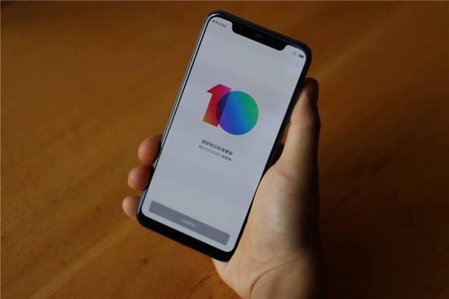 荣耀play PK小米8 屏幕这一关便败下阵来