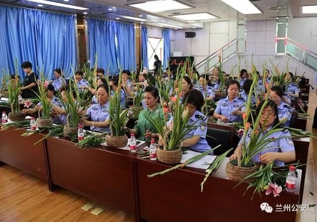 迎七一促党建支队讲座举办女民警插花艺术刑警情趣内衣36d图片