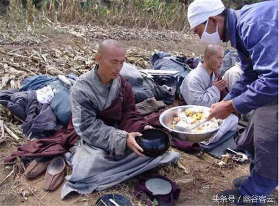 看完老挝和尚的伙食，再看看中国僧人的伙食，差距有点夸张了!